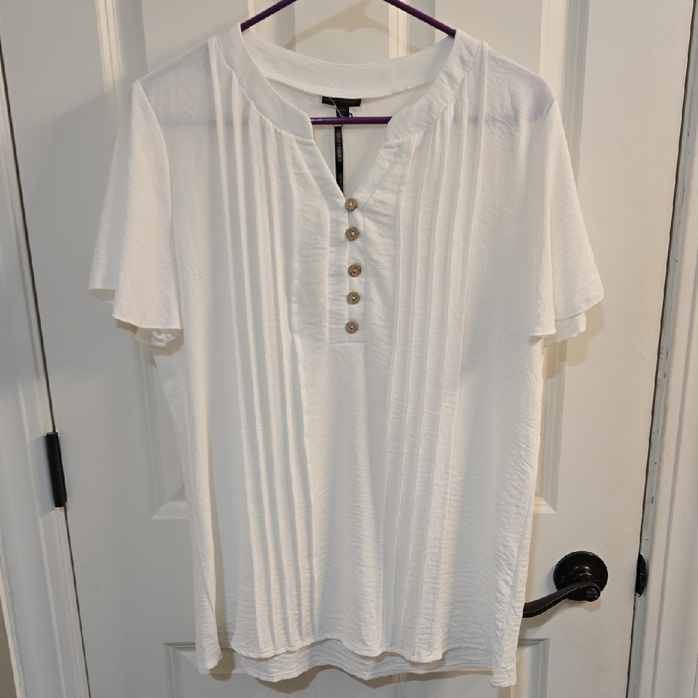 Coco + Carmen White Short Sleeve Pleated Blouse